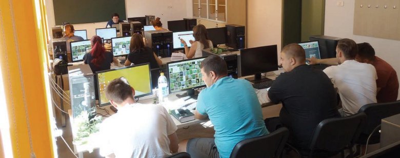 Számítógépes növényismeret. A hallgatók különböző laboratóriumokban sajátítják el a gyakorlati és elméleti tudást •  Fotó: Sapientia.ro