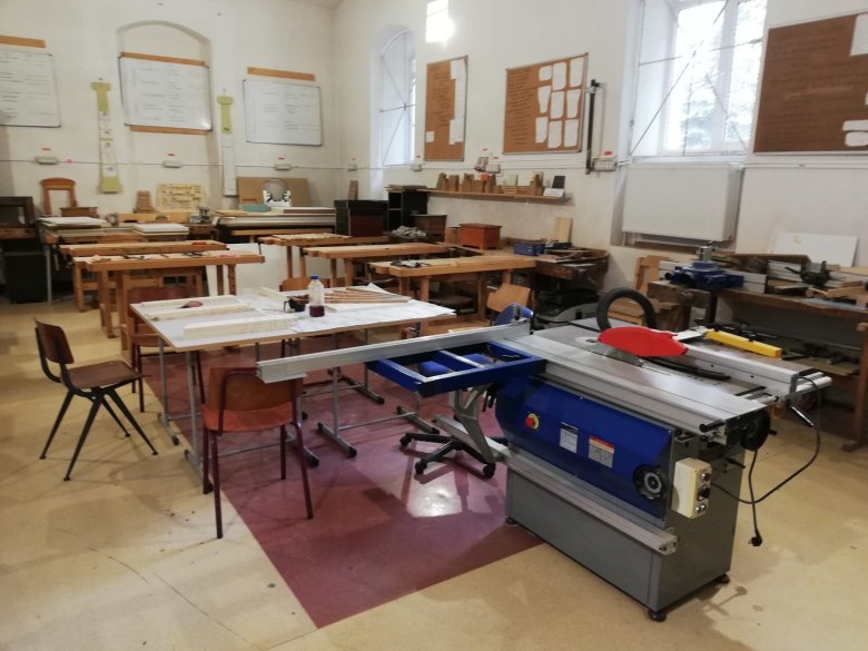 Asztalostanulók műhelye az iskola alagsorában •  Fotó: Makkay József