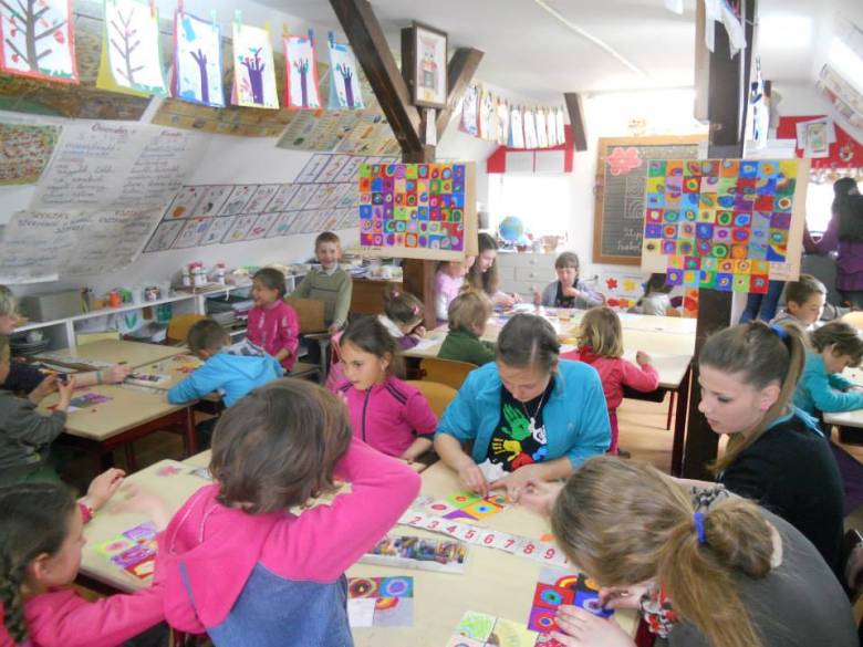 Válaszút: a Kallós Zoltán Alapítvány indította el a környék első szórványoktatási programját •  Fotó: Kallos.org.ro