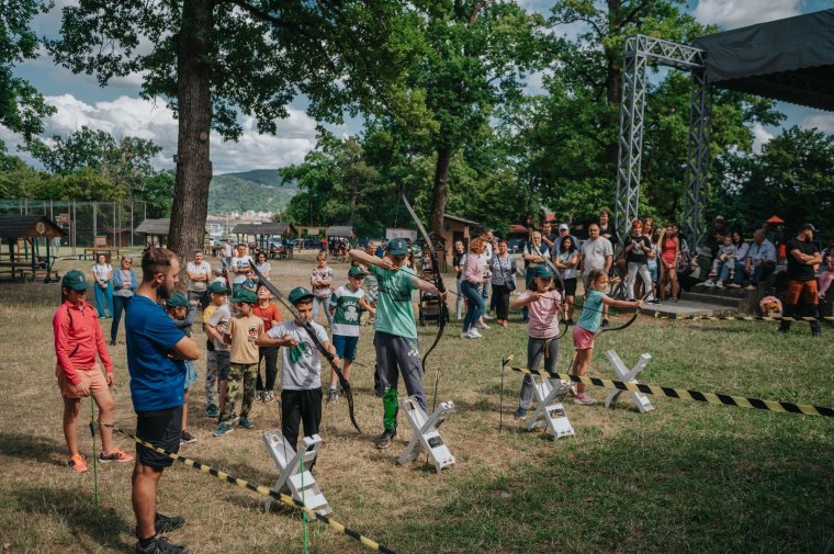 Hagyományőrzés a szórványban: íjásztábori élmények a besztercei gyermekek számára