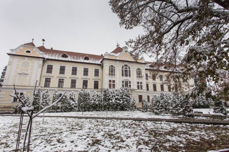 A semmibe lebegtetett katolikus iskola