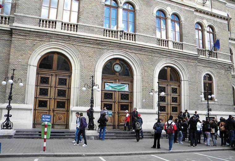 A tandíjmentes helyek csökkentése miatt tiltakozik a Babeş-Bolyai Tudományegyetem