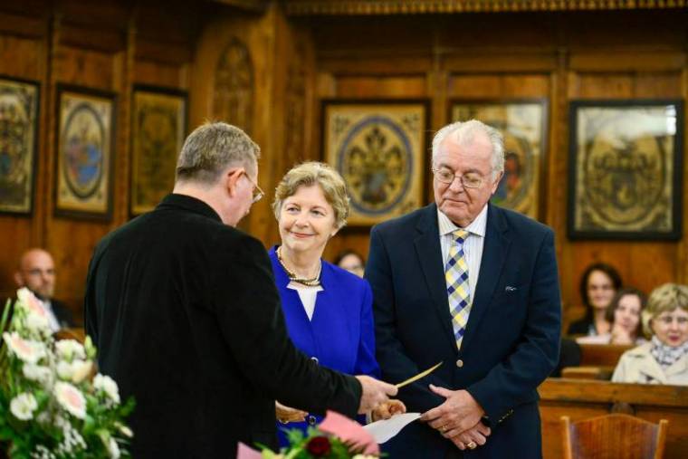 Amerikai keresztszülők támogatják a diákokat