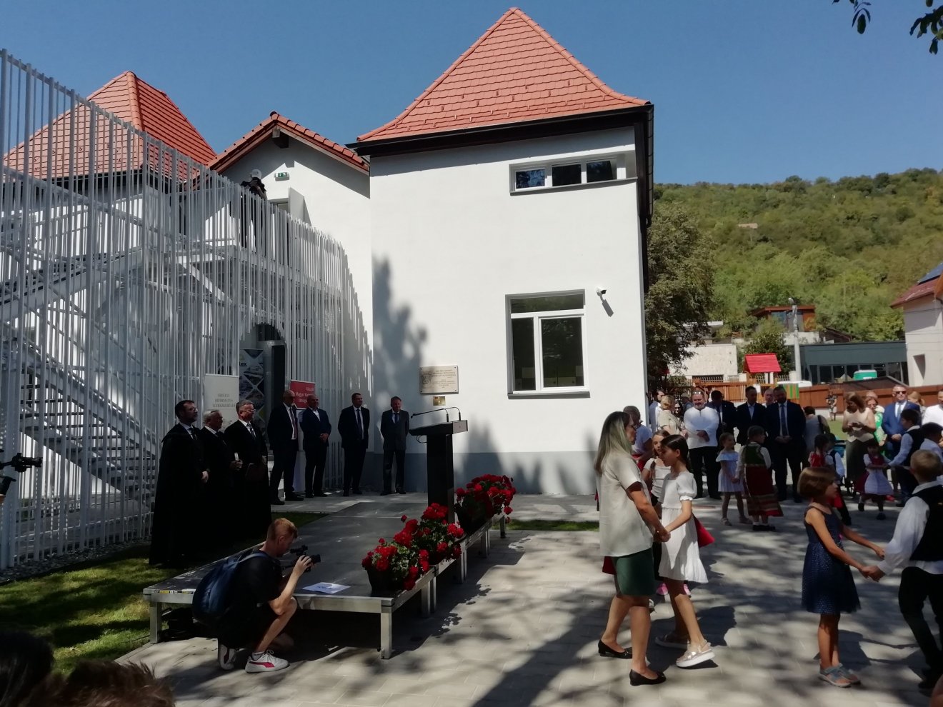 Az átadott bölcsöde épülete szülők és lelkipásztorok gyűrűjében •  Fotó: Somogyi Botond