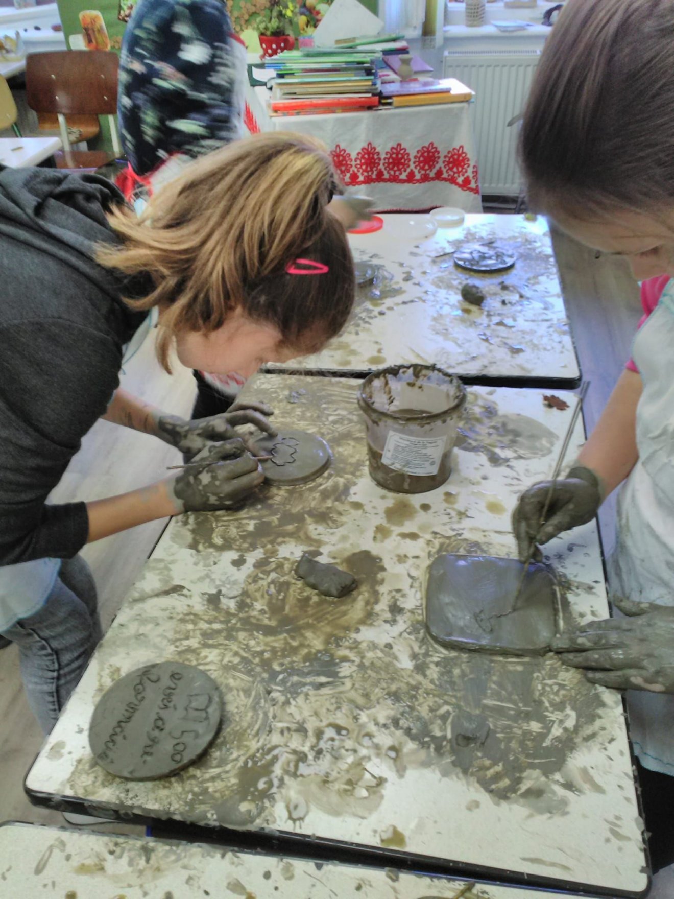 Agyagozás negyedik osztályban a kolozsvári iskolában •  Fotó: Makkai Mária