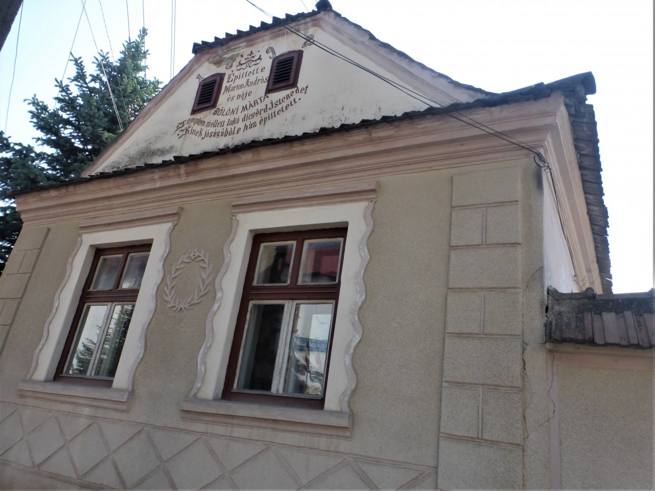 Hagyományos homlokzatú ház Apácán •  Fotó: Csermák Judit