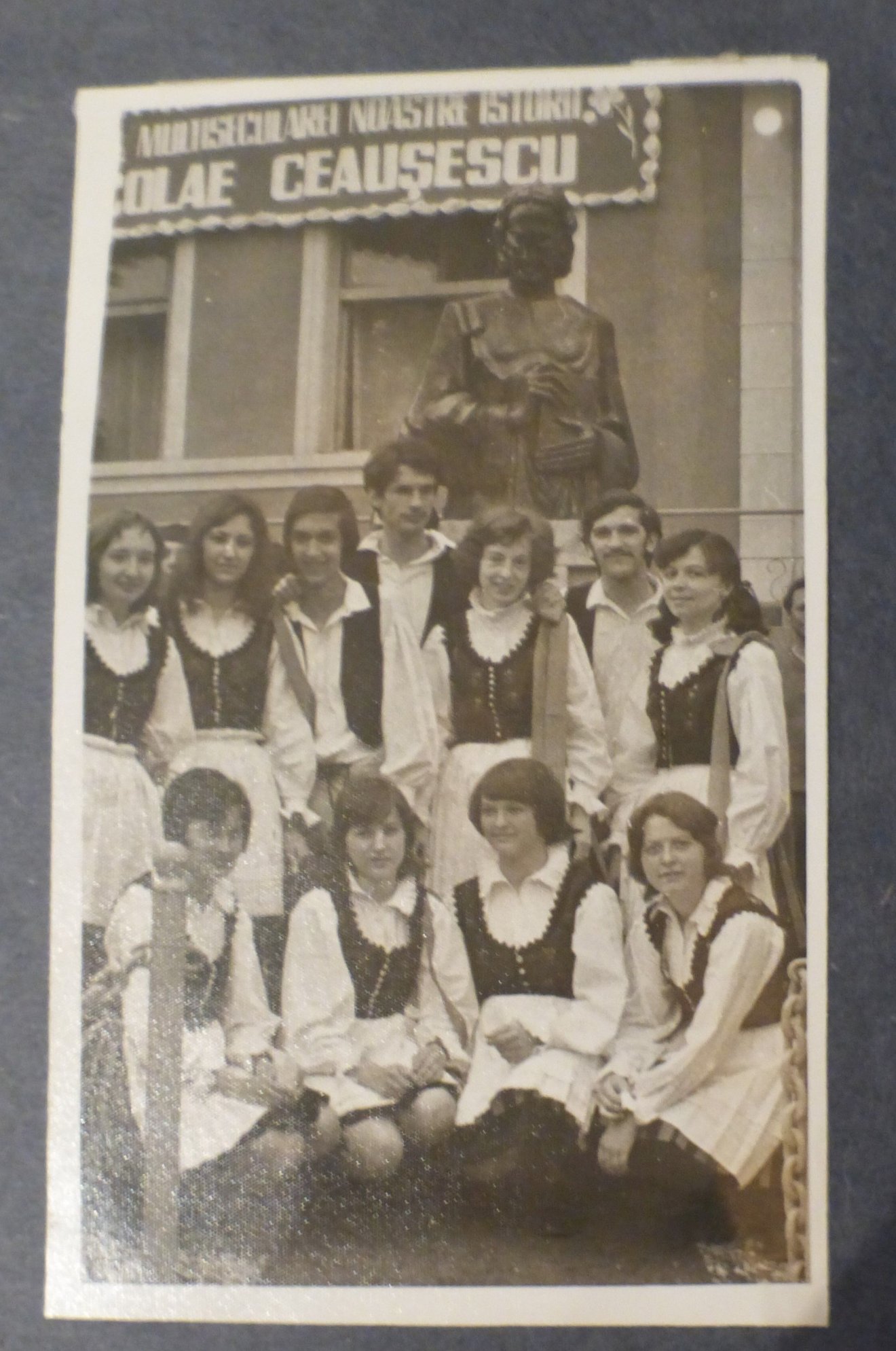 Korabeli fénykép Apáczai Csere János szobrának 1974-es leleplezéséről szülőfalujában •  Fotó: Archív