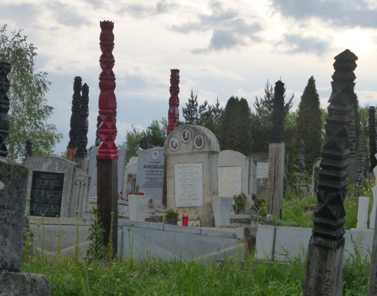 A domboldalon a temetőben piros kopjafák jelzik a fiatal elhunytakat •  Fotó: Csermák Judit