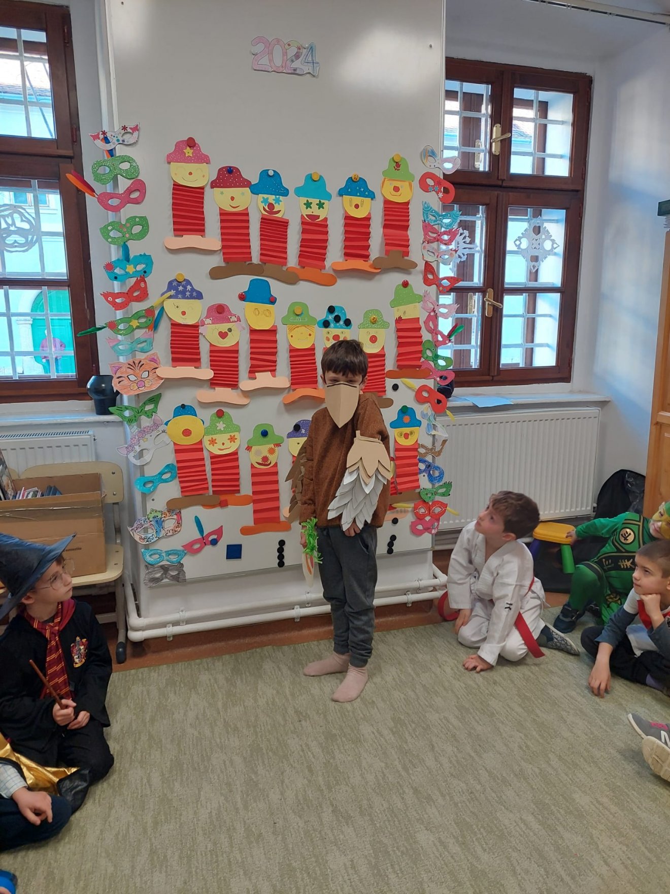 Bohócokat, álarcokat is gyártottak az elemisták, az efféle tevékenységet is örömmel végzik •  Fotó: Makkai Mária