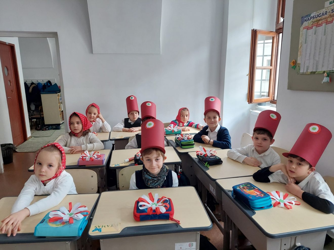 Csákót készítenek március 15-re a kolozsvári kollégiumba járó gyerekek •  Fotó: Makkai Mária