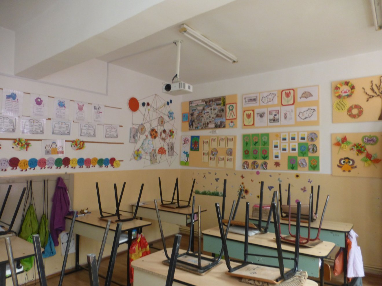 Az apácai iskola diszített tanterme •  Fotó: Csermák Judit