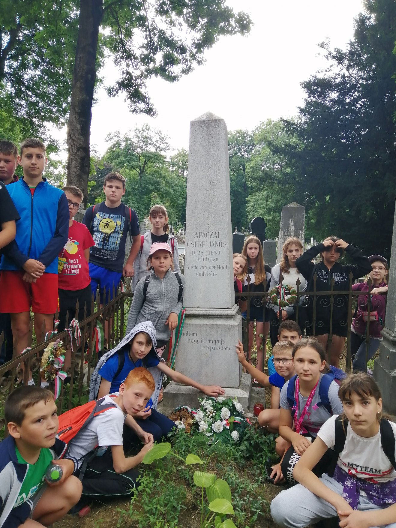 Apácai iskolások a Házsongárdi temetőben Apáczai Csere János síremlékénél •  Fotó: Apáczai Csere János Általános Iskola