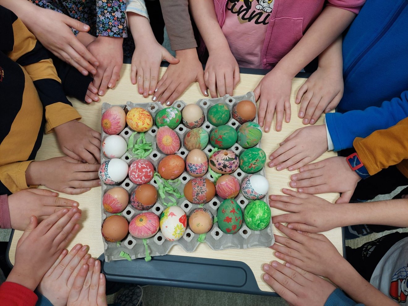 Húsvétkor a közös tojásfestés is hozzájárul ahhoz, hogy ügyesedjenek a kisdiákok •  Fotó: Makkai Mária