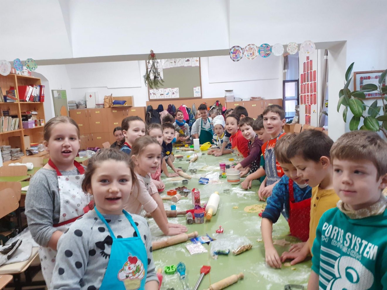 Pozitív példa. Kézimunkaórán tésztát is készítettek a Kolozsvári Református Kollégium negyedikesei •  Fotó: Makkai Mária
