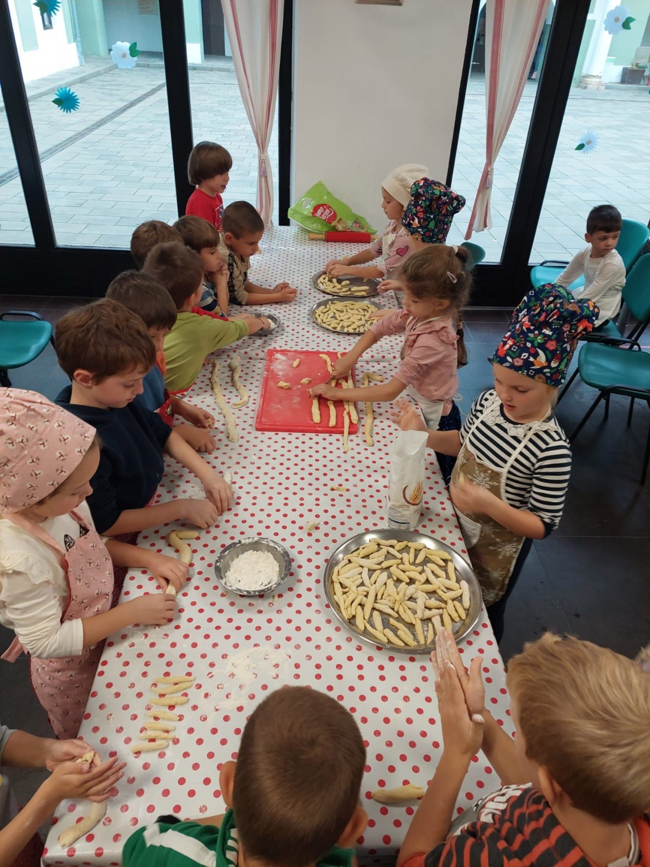 Készül a nudli a gyerekek közreműködésével a Kolozsvári Református Kollégiumban •  Fotó: Makkai Mária