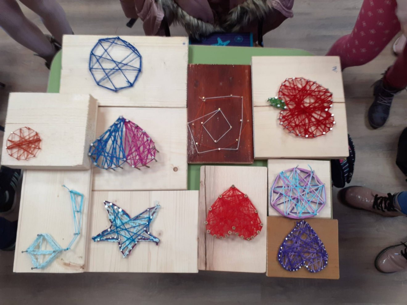 A gyerekek szeretik a kézimunkát,  kézműveskedést, főleg, ha szép eredmények születnek •  Fotó: Makkai Mária