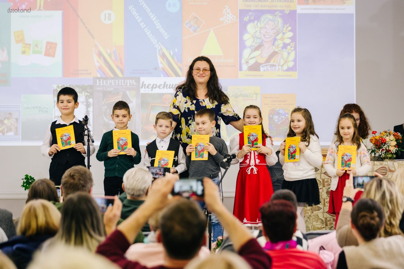 Török Enikő Andrea könyvbemutatóján saját kisdiákjai segédkeztek •  Fotó: Virág Botond