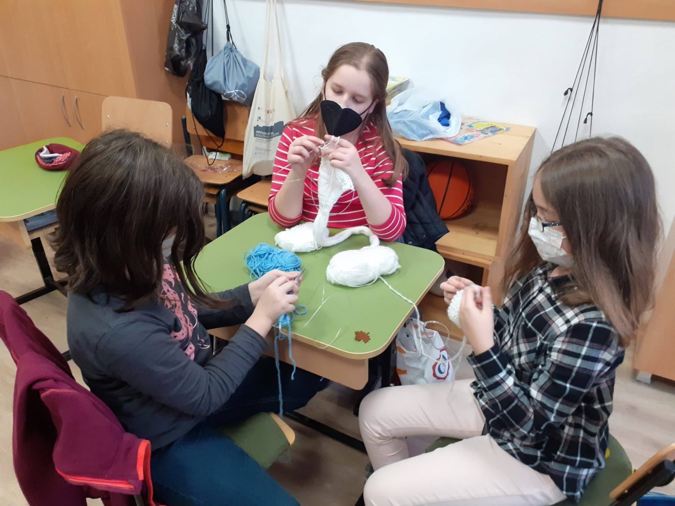 A kézimunka öröme. Kötni, horgolni is tanították a gyerekeket a kolozsvári iskolában •  Fotó: Makkai Mária