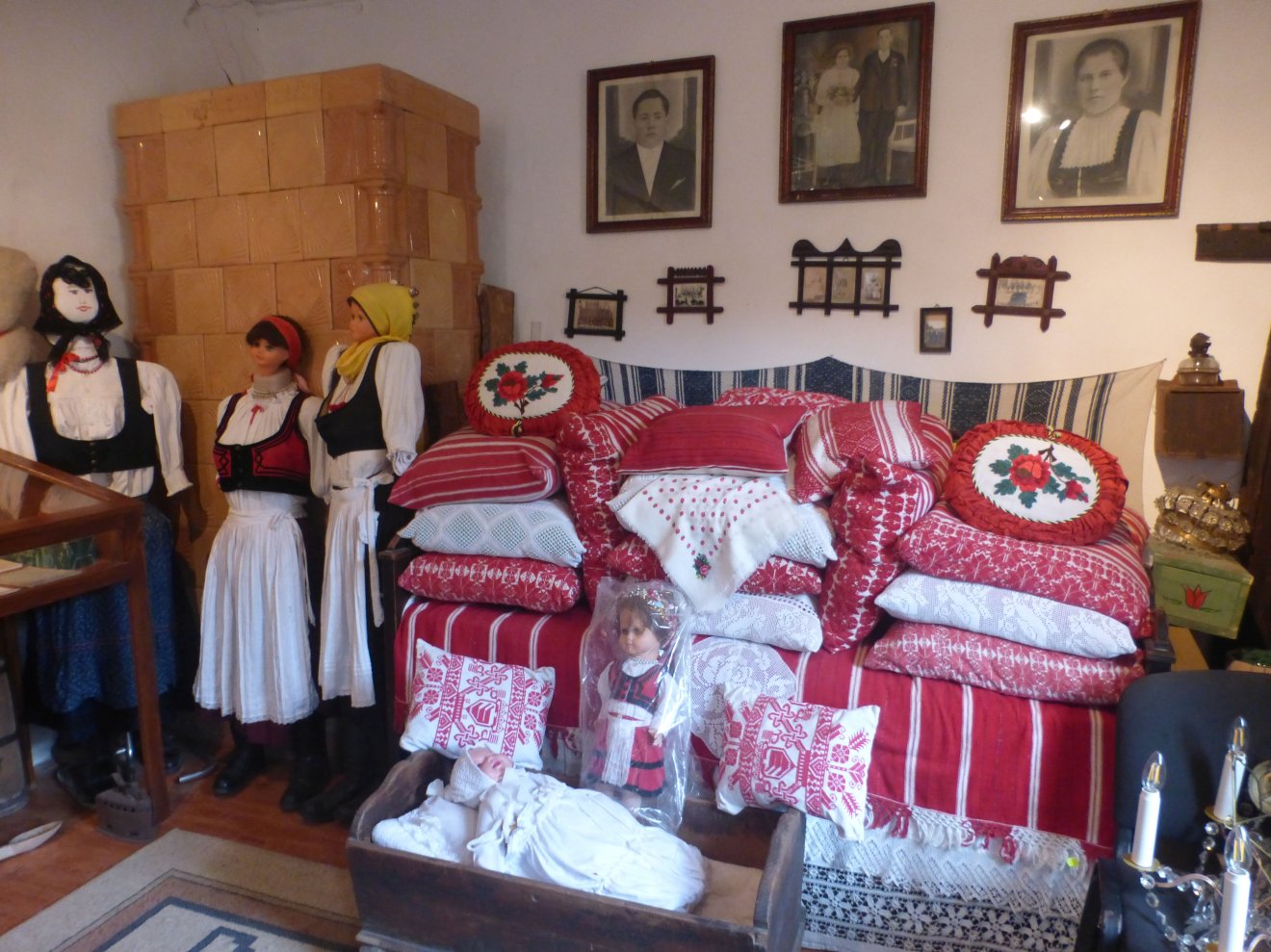 Népviseleti sarok az emlékházban. Apáca népviselete leginkább az erdővidékihez hasonlít • Fotó: Csermák Judit