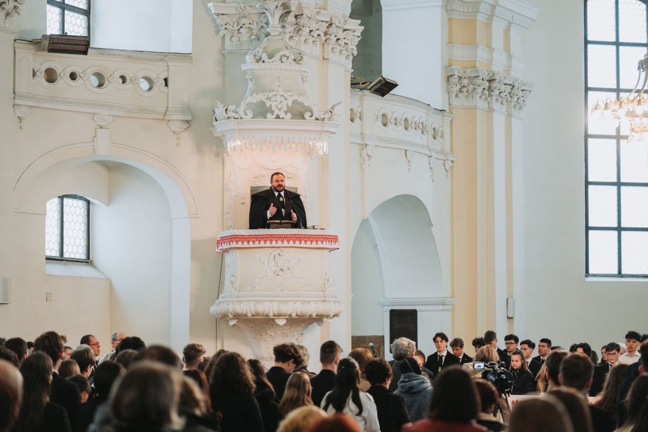 Istentisztelet a kollégium diákjai számára. Solymosi Zsolt szolgál a belvárosi unitárius templomban, Kolozsváron •  Fotó: Facebook/Solymosi Zsolt