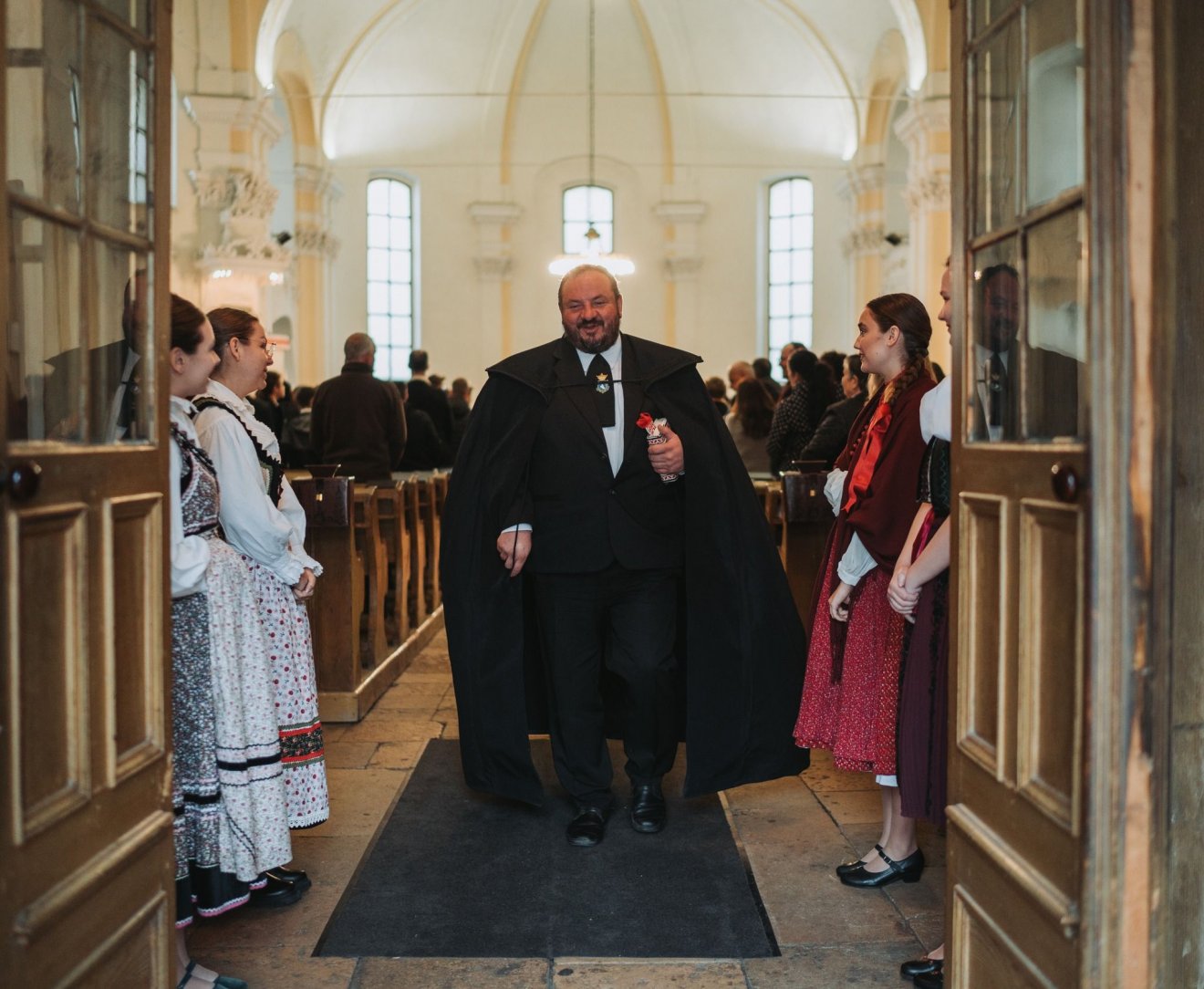 Solymosi Zsolt lelkipásztor, az unitárius kollégium aligazgatója az iskola melletti templomban •  Fotó: Facebook/Solymosi Zsolt