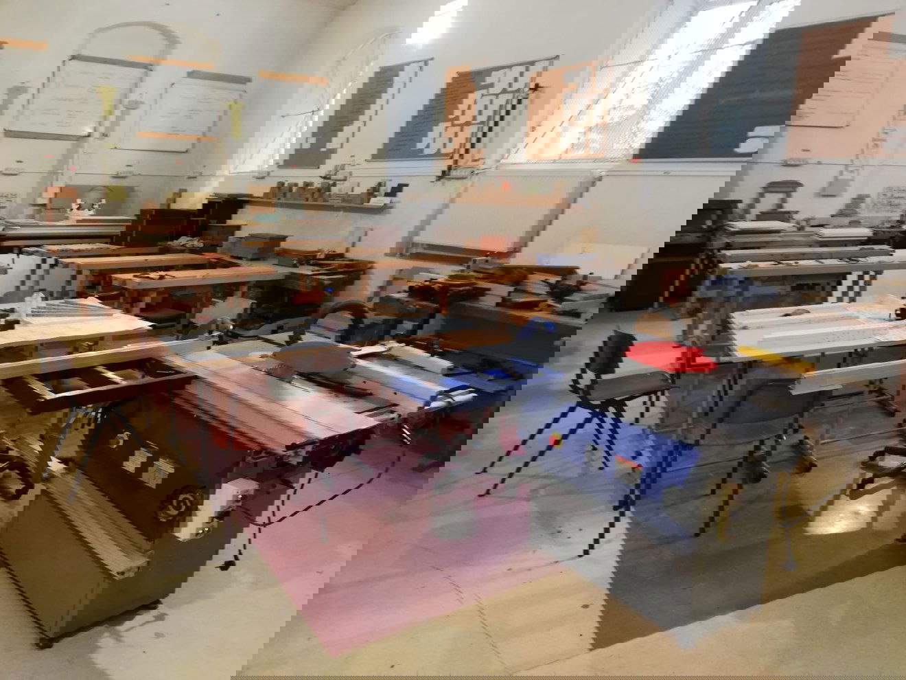 Asztalostanulók műhelye az iskola alagsorában •  Fotó: Makkay József