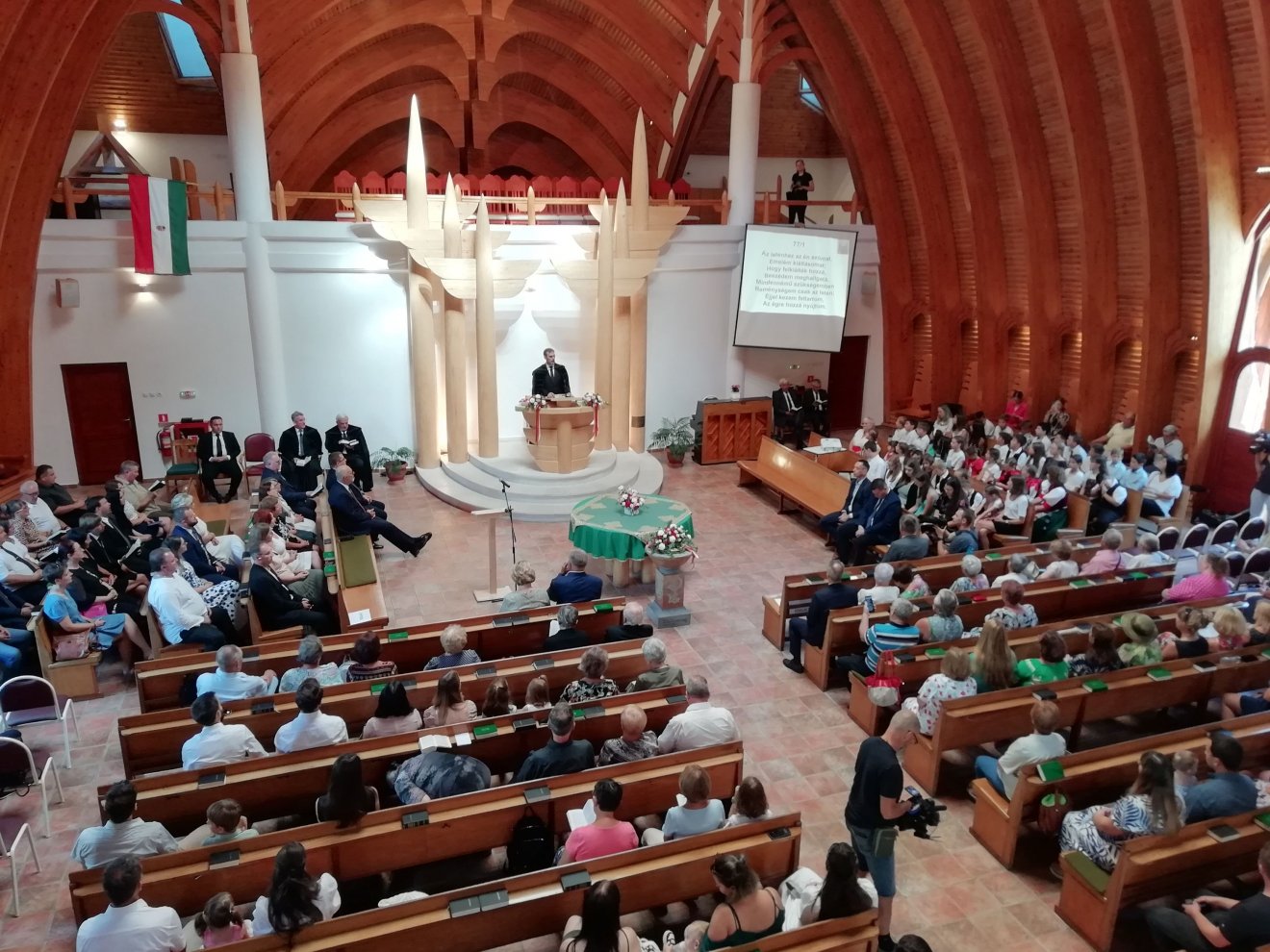 Hálaadó istentisztelet a Makovecz Imre által tervezett Donát úti református templomban • Fotó: Somogyi Botond