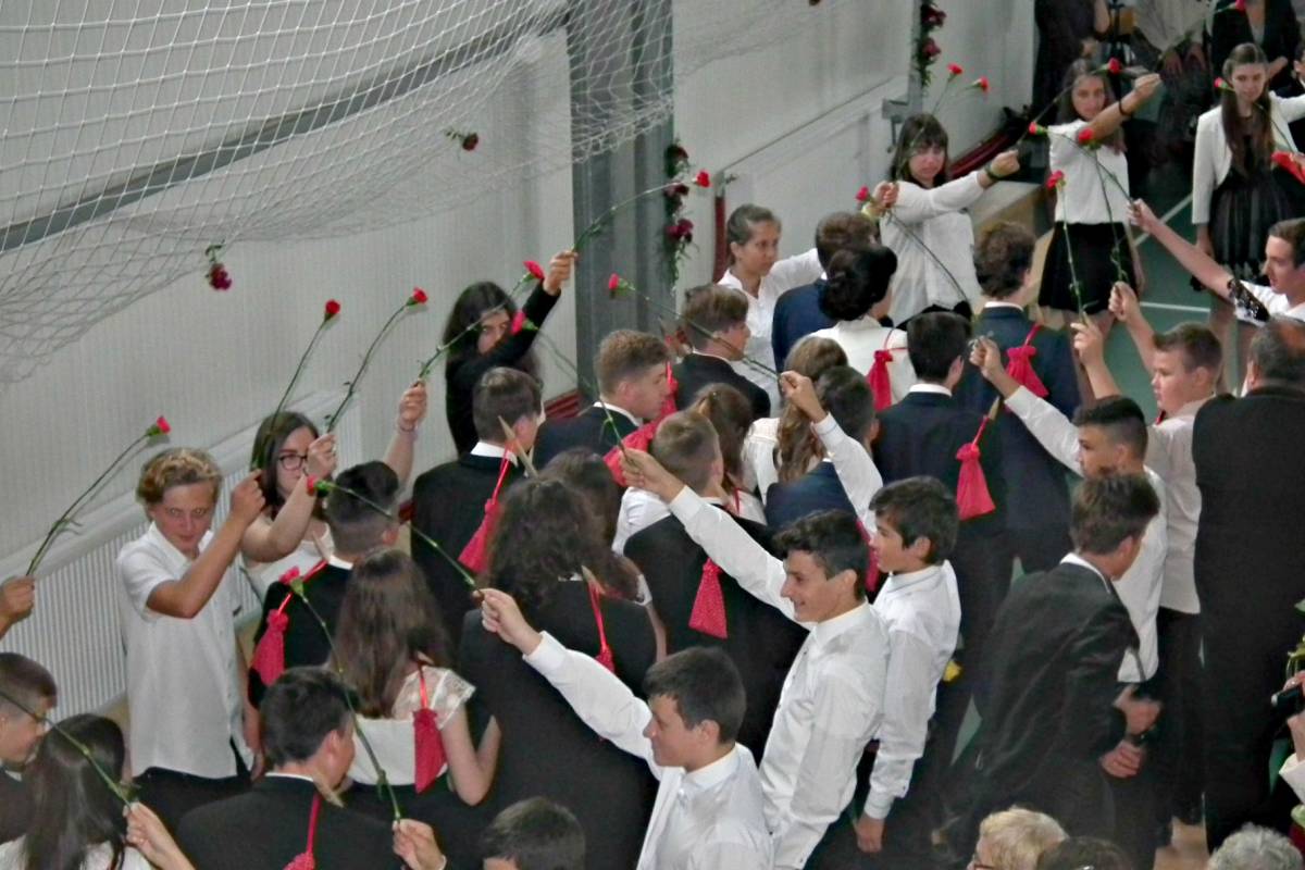 Szamosújvári szórványkollégium: ballagnak a nyolcadikos diákok &bullet;  Fotó: Kádár Hanga