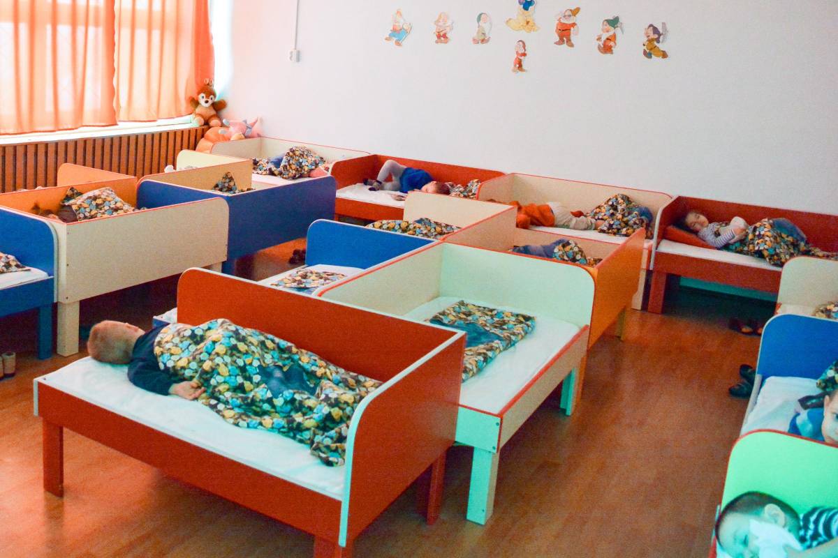 Nincs elegendő ágy, így vannak kicsik, akik csak délig maradnak. Illusztráció •  Fotó: Veres Nandor