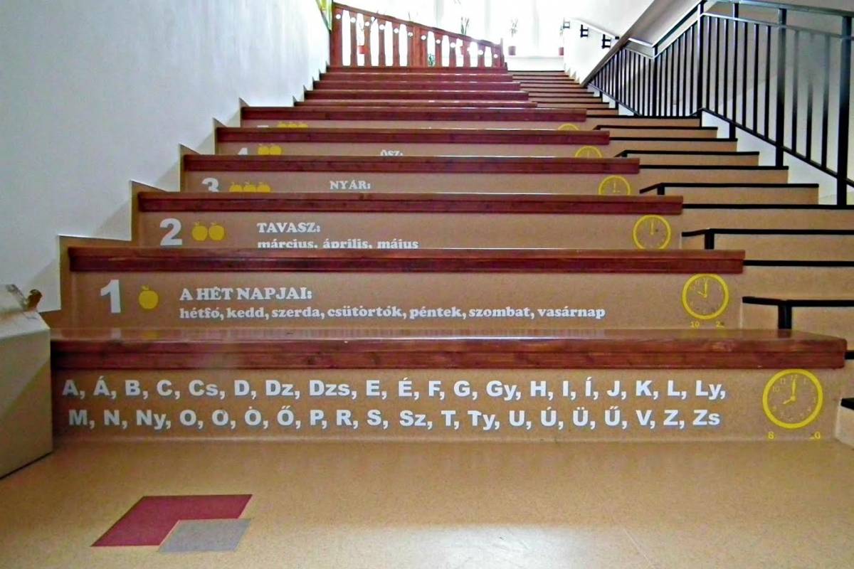 Kreatív oktatás: lépcsőzés közben tanulható az ábécé &bullet;  Fotó: Kádár Hanga
