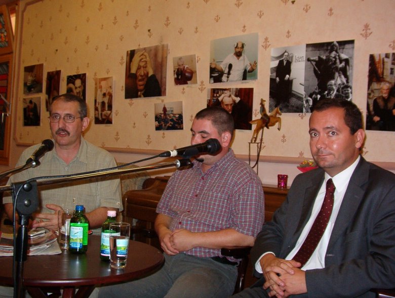 A Reform Tömörülés két közsmert arca, Toró T. Tibor és Szilágyi Zsolt  Ágoston Balázs újságíró vendégeként 2004-ben a budapesti  Demokrata klubban •  Fotó: Archív