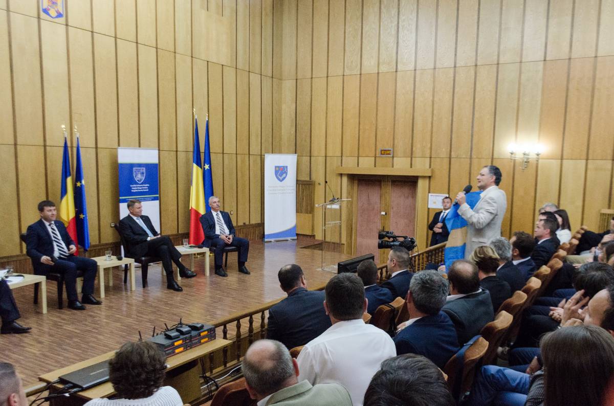 Ráduly Róbert Kálmán, Csíkszereda polgármestere székely zászlót ajándékozott az államfőnek • Fotó: Gecse Noémi