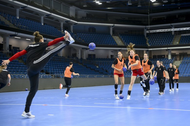 A magyar női válogatott április 11. és 14. között a Főnix Arénában szállhat harcba a párizsi olimpiai részvételért Nagy-Britannia, Japán és Svédország ellen •  Fotó: MTI/Czeglédi Zsolt