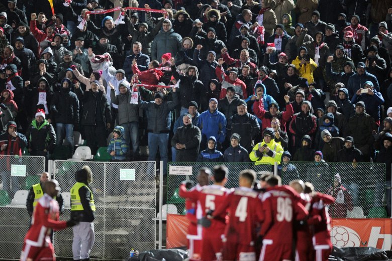 Ünnep a pályán és a lelátókon: Háromszék csapata, a Sepsi OSK a  román labdarúgó liga negyedik helyén végzett •  Fotó: Beliczay László