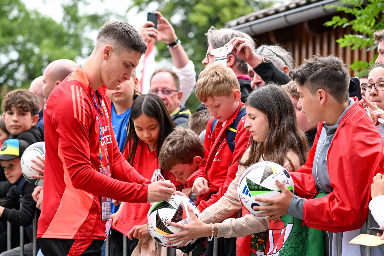 Sallai Roland, a németországi labdarúgó Európa-bajnokságon részt vevő magyar válogatott tagja autogramot ad a csapat nyilvános edzése után Weiler-Simmerbergben •  Fotó: MTI/Illyés Tibor