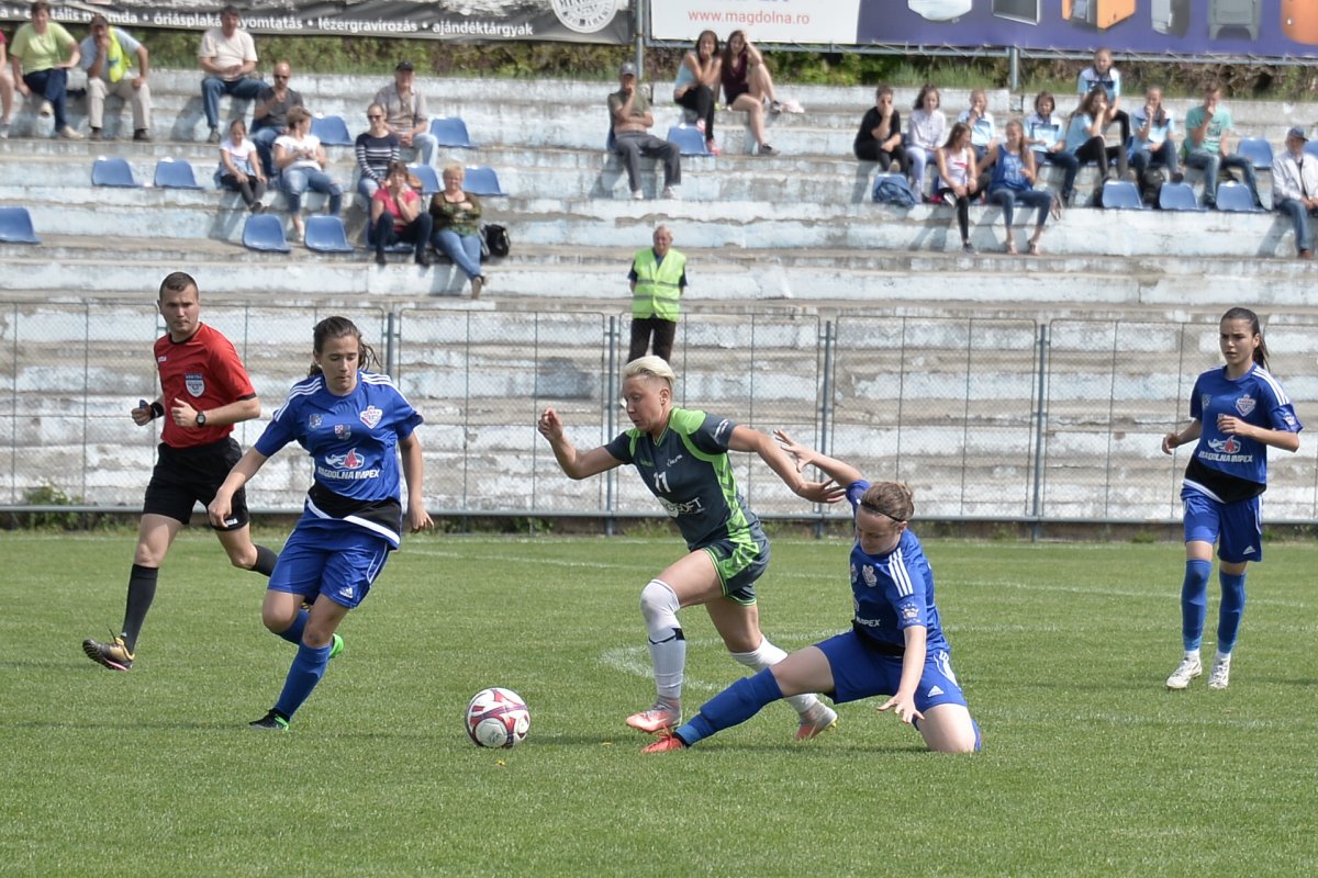 Küzdelem a pályán. A kékmezes udvarhelyieknek idén sikerült megverniük a kolozsváriakat is &bullet;  Fotó: Barabás Ákos