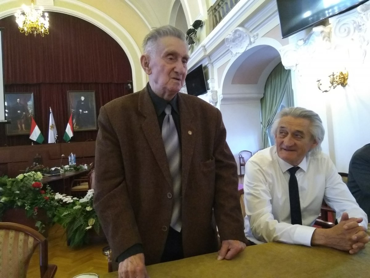 A legidősebb élő magyar labdarúgó-válogatott játékos, Ráduly József közös élményeikről mesél •  Fotó: Okos Máron