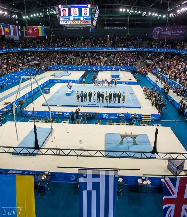 Telt ház a kolozsvári sportcsarnokban. Eredményhirdetéskor mindenki állva hallgatja a himnuszt •  Fotó: CLUJEUROGYM2017.RO