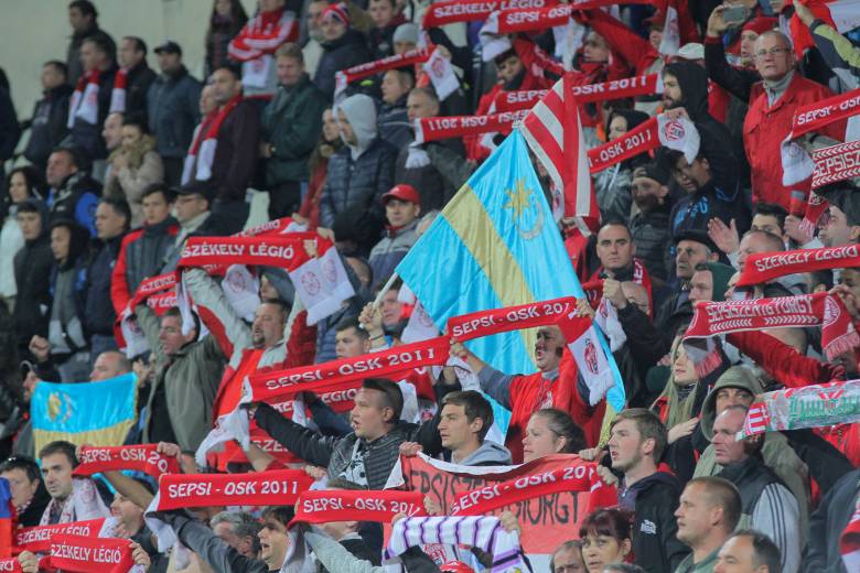 Huj-huj-hajrá! Az idegengyűlölő rigmusok a Sepsi OSK Liga 1-be való felkerülésével szaporodtak meg •  Fotó: Pál Gábor