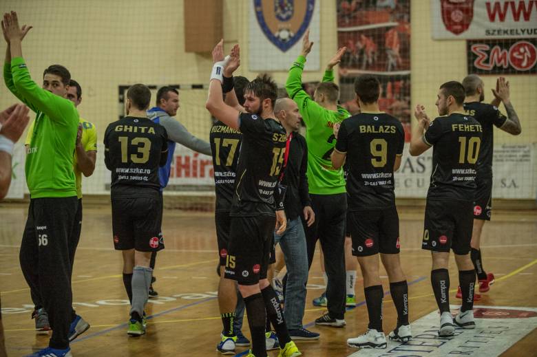 Búcsú a játékosoktól. Vajon lesz még élvonalbeli kézilabda csapata Székelyudvarhelynek? •  Fotó: Barabás Ákos