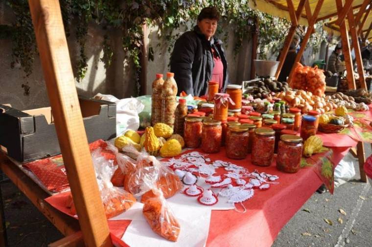 Friss zöldség, házi olaj, méz, savanyúság