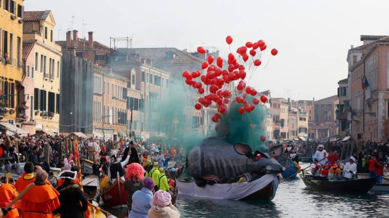 Pompázik és zsong Velence