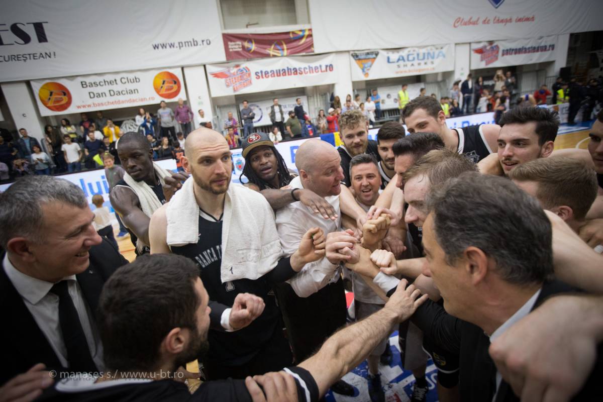 Újra a csúcson. A kolozsvári kosarasok 2011 után lettek ismét bajnokok &bullet;  Fotó: WWW.U-BT.RO