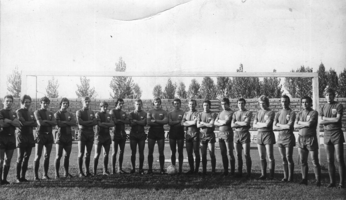 Az ASA aranycsapat a ’70-es évek közepén: Mureşan, Fazakas, Sultănoiu, Hajnal, Koller, Szöllősi, Ispir, Gligore, Nágel, Sólyom, Kiss, Varodi, Kanyaró, Onuţan, Bölöni, Czakó, Nagy és Pîslaru &bullet;  Fotó: Archív