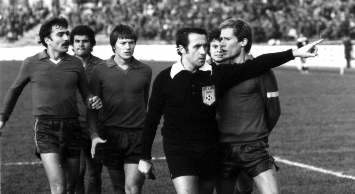 Szabó, Hajnal, Gál, Biró I. és Bölöni egy „elnézett” 11-es után. A játékvezetők nem egyszer tettek róla, hogy a Székelyföld focicsapata ne jusson az élre &bullet;  Fotó: Archív