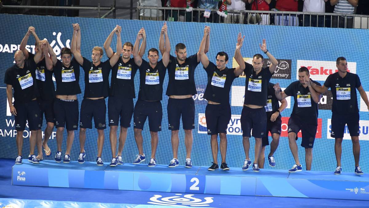 Ezüstösen csillogó fiúk a dobogón. A torna előtt látatlanban mindenki aláírta volna a második helyet &bullet;  Fotó: MTI