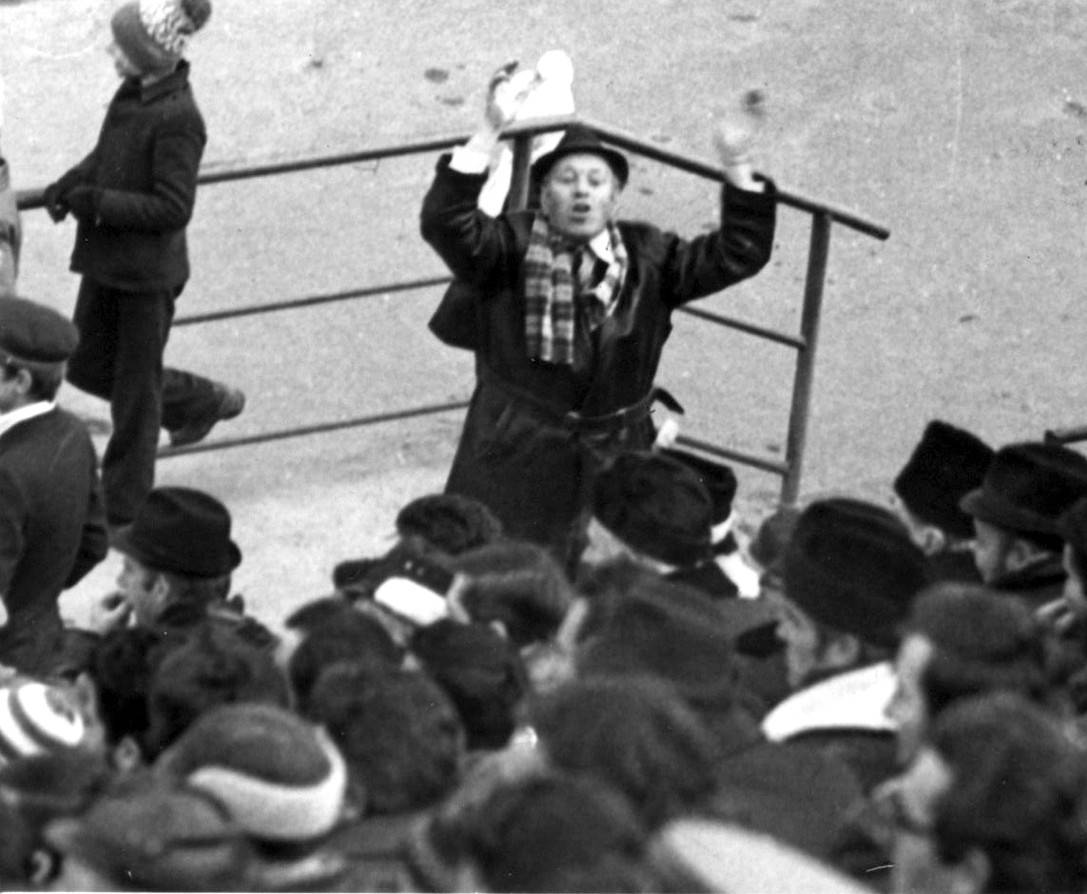 Moldován Zoli bácsi, a tíz-tizenöt ezres szurkológárda irányítója &bullet;  Fotó: Archív