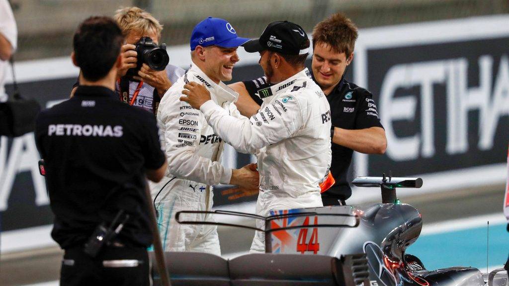 Öröm. Az utolsó futam győztese, Bottas és csapattársa, a világbajnok Hamilton ölelkezése &bullet;  Fotó: Formula1. com