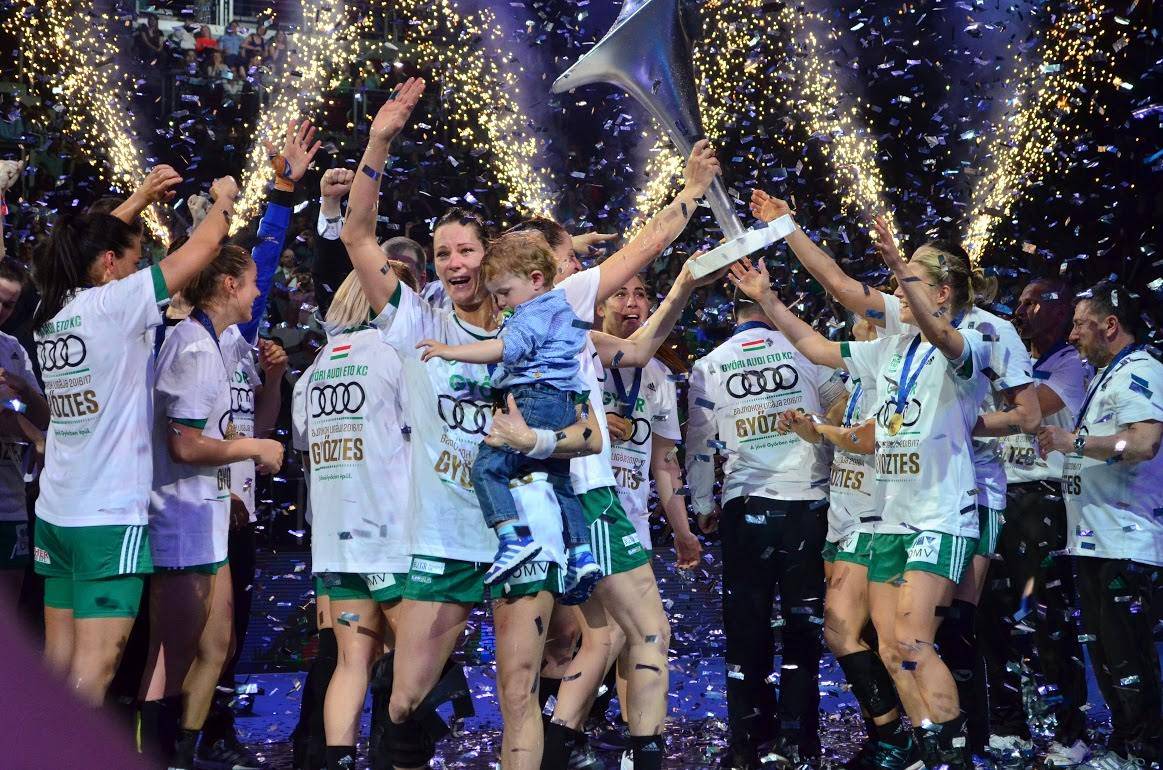 Görbicz Anita kisfiával együtt ünnepelte harmadik BL-serlegét &bullet;  Fotó: Sinka-Király Levente