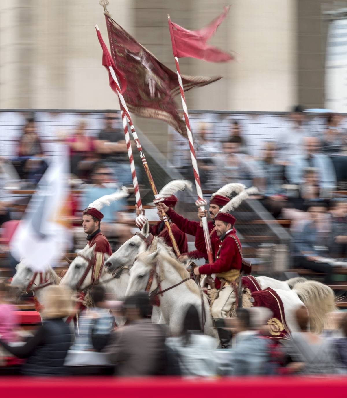 A vágta záróakkordjaként parádés történelmi lovasfelvonulást tartottak &bullet;  Fotó: MTI